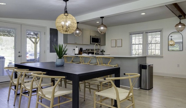 Waterfront home on Park-like setting, Seven Bends State Park, Hot Tub, Fire Pit, Basketball