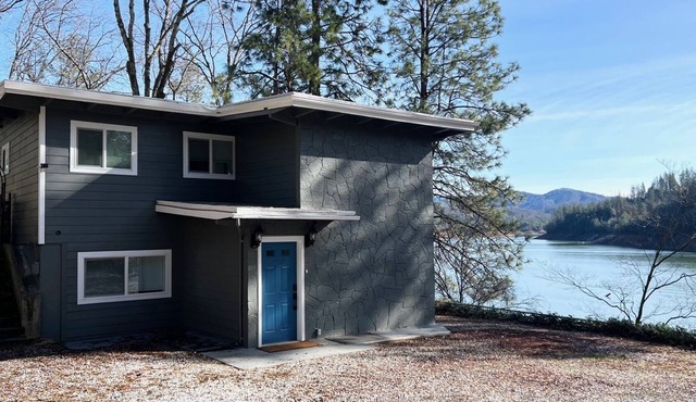 Waterfront home on Shasta Lake- Bar, Pool Table, Hot Tub, Boat Parking