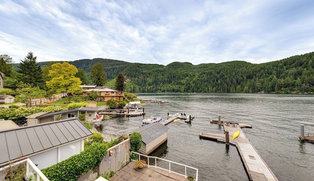 Waterfront Home on Lake Samish w/Hot Tub & Dock!