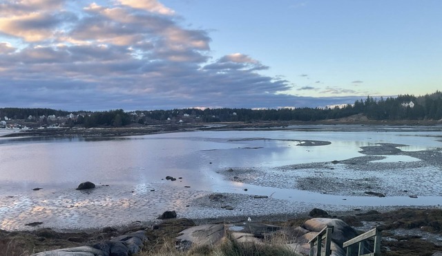 Waterfront home, peaceful stay on an island. You don’t want to miss the sunsets!