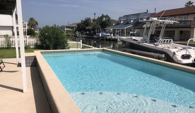 Waterfront home, pool, and boat dock, sleeps 10. Green light for dock fishing.
