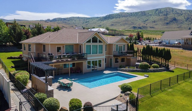 Waterfront Home, Pool, Hot Tub. Minutes to Chelan!