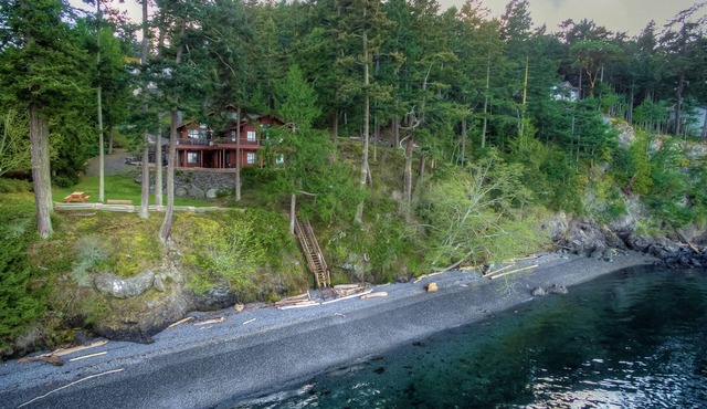 Waterfront home! Private Beach! (LPB)