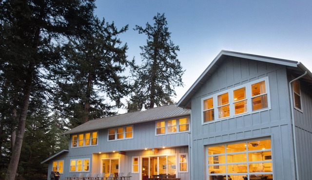 Waterfront Home, Private Beach: the Spacious & Contemporary Madrona House