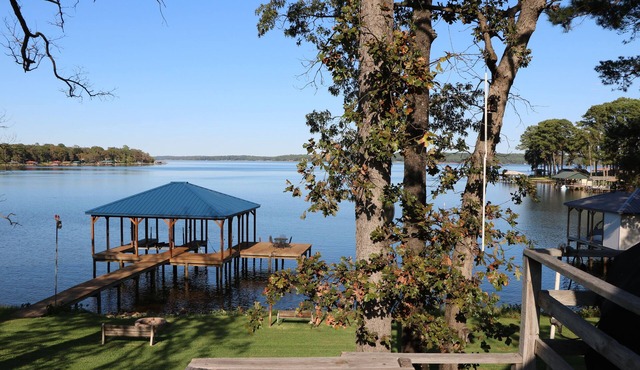 Waterfront Home! Relax & Enjoy the Serenity of Lake Palestine. n