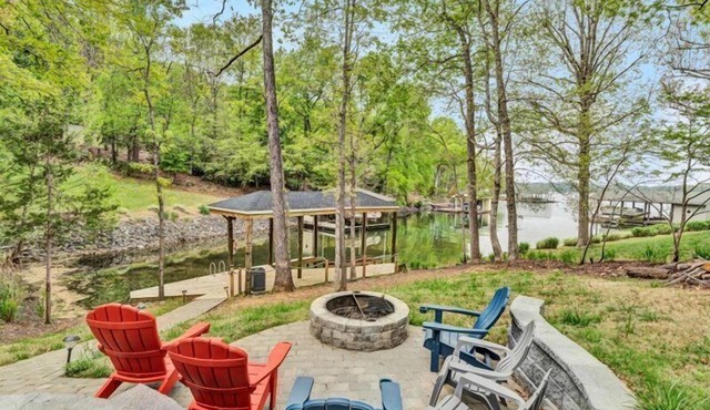 WATERFRONT HOME! Sleeps 10! Come Visit 'Friendship Cove'!