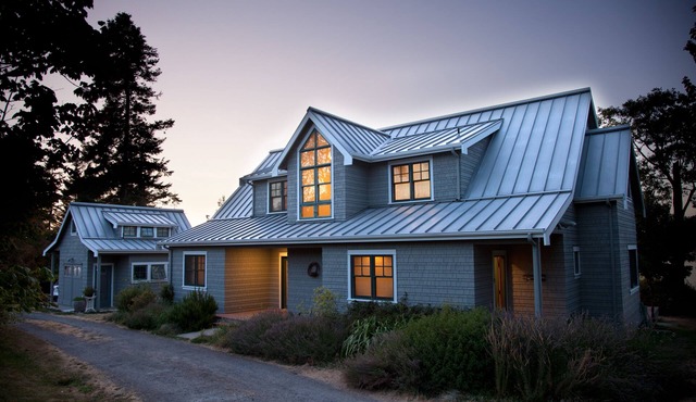 Waterfront home, stunning sunsets, sleeps 11