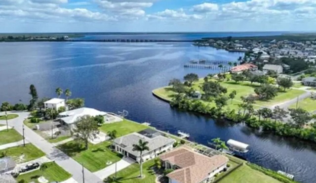 Waterfront Home with Heated Pool, Bikes, Dock and Kayak on the Myakka River