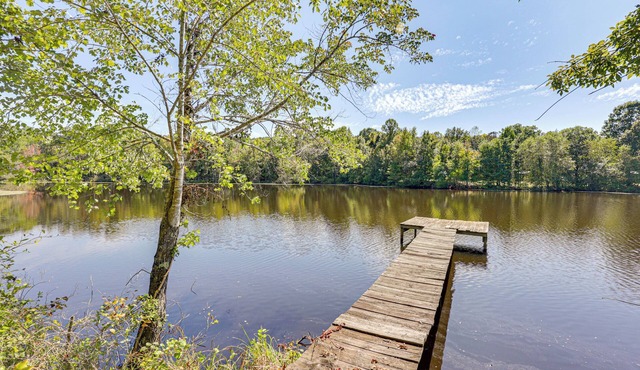 Waterfront Home w/Deck & Yard, 4 Mi to Farmville!
