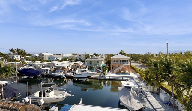 Waterfront home w/hot tub, gas grill, WiFi, AC, near attractions