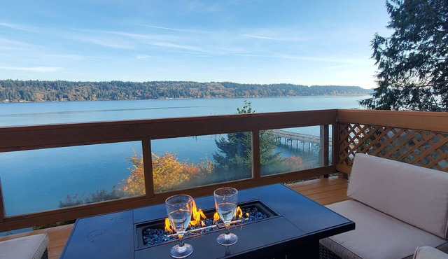 Waterfront Home w/Mt Rainier Views, Private Beach, 4 Decks, Sleeps 9