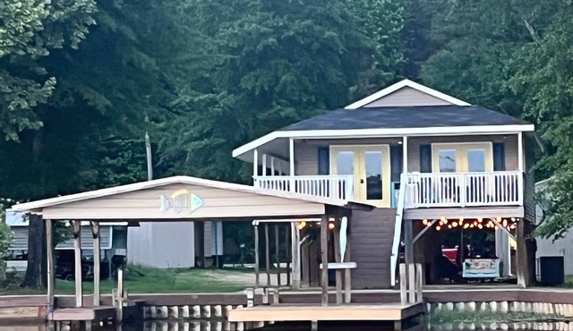 Waterfront home w/Stunning views,Covered boat slip & dock on TennTom Waterway.