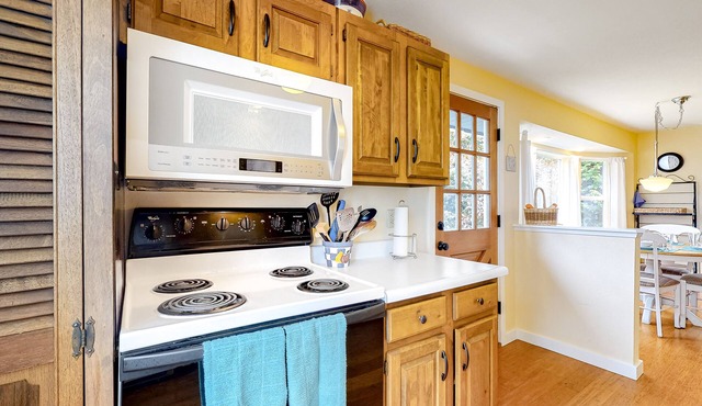 Waterfront Home w/Gorgeous Ocean View, Deck, Fireplace, WiFi - Walk to Beach