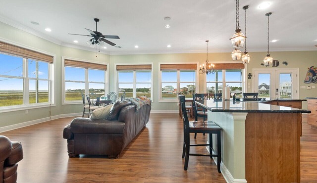 Waterfront home with dock, sleeps 10, 4bed/2bath