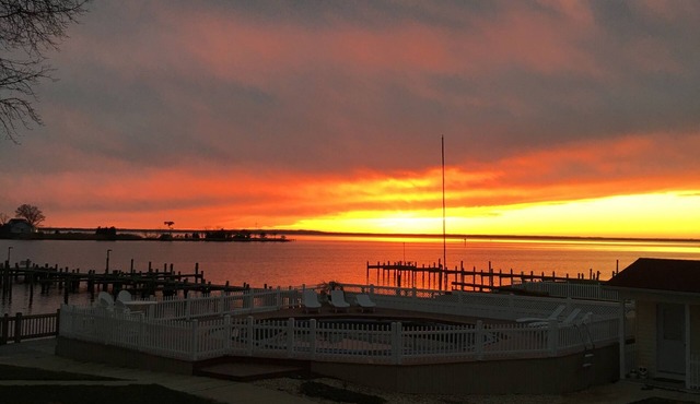 Waterfront home with 2000 sq ft. dock bar 1.5 hours from DC. Pet friendly!