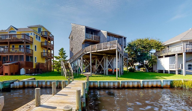 Waterfront home with amazing sunrise/set views, kayaks, SUPs, dock & pool access