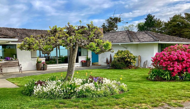 Waterfront home with bay and mountain views, beach access, fireplace