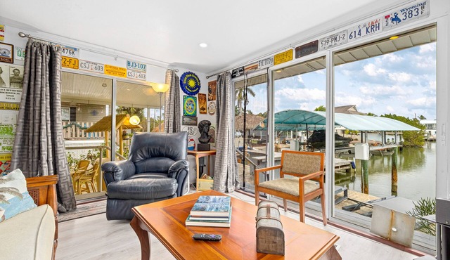 Waterfront home with kayaks, washer/dryer & fast WiFi