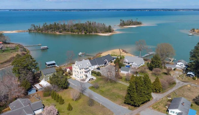 Waterfront Home with pool, dock, gameroom, and kayaks!
