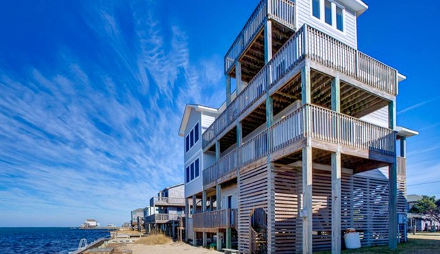 Waterfront home with private hot tub, sound access & fast WiFi - 2 dogs OK