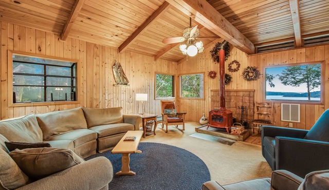 Waterfront home with private deck, WiFi, W/D & spectacular views