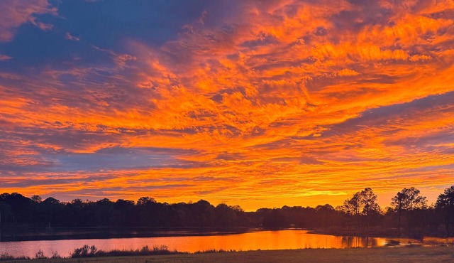 Waterfront Home with stunning views & Hot tub- rent Golf Cart/Kayak/Boat