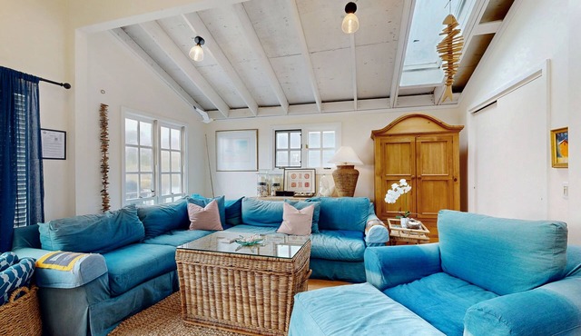 Waterfront home with views of the mountains and Salmon Creek - dogs welcome