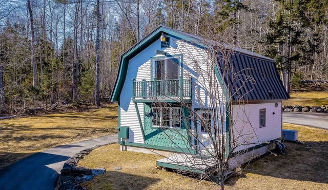 Waterfront home with beautiful bay views - dog-friendly, snowbird-friendly