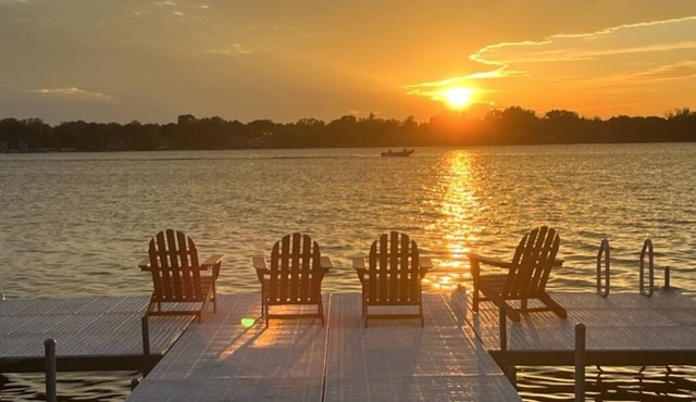 Waterfront home with private hot tub and pier on Lake Elizabeth!