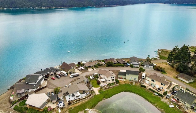 WATERFRONT! Hood Canal Home, Private Beach w/Kayaks, Paddleboards. Kid Friendly