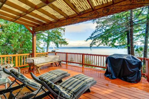 Waterfront Hood Canal Home with Pool Table!