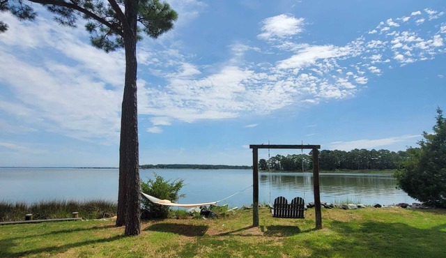 WATERFRONT! *HOT TUB* 3 bedroom Oasis on 2+ acres - Sleeps 8