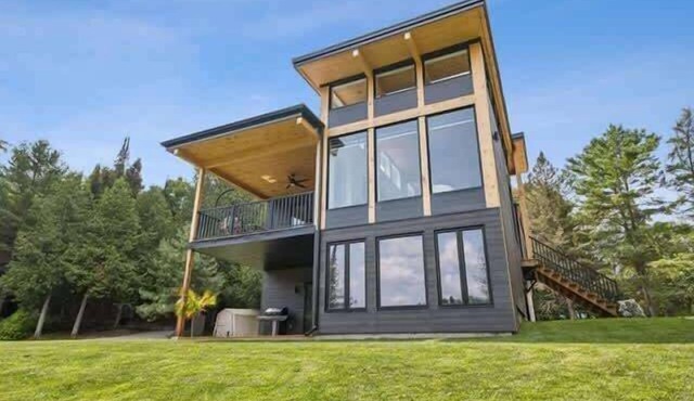 Waterfront, Hot tub, Beautiful Modern Chalet Skyville