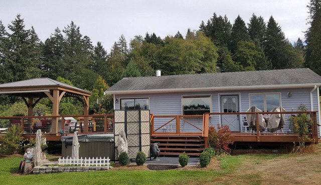 WATERFRONT ~ HOT TUB ~ ENCHANTING MT.VIEW