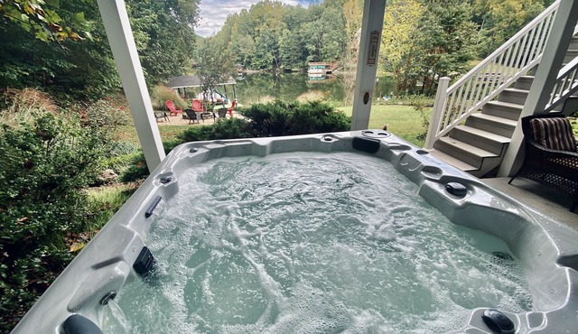 WATERFRONT HOT TUB, FIRE PIT, THEATER/GAMEROOM, WIFI, KAYAKS, MULTI FAMILY