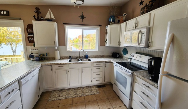 Waterfront - Hot Tub, Game room, Kayaks, Paddle king!
