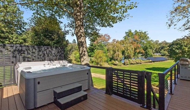 Waterfront Hot Tub Retreat Near Foxwoods & Casinos