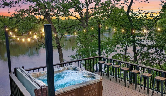 Waterfront - Hot Tub - Sauna - Game Room - Pets