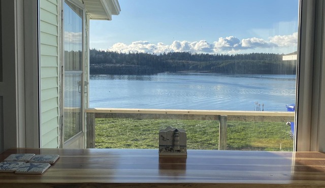 Waterfront House, Starlink internet, good parking lot, 2 bedrooms