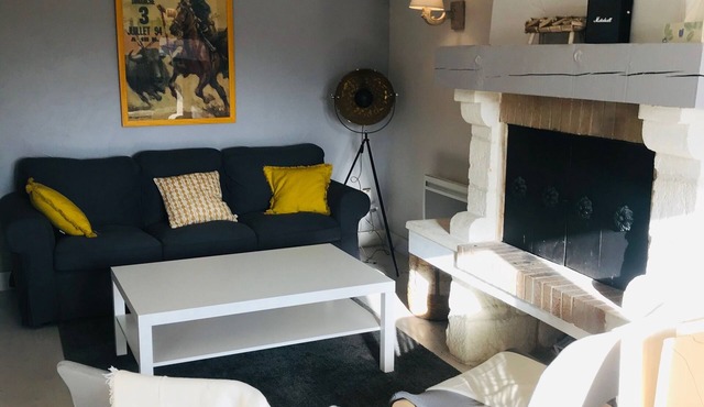 Waterfront house facing the medieval town of AIGUES-MORTES.