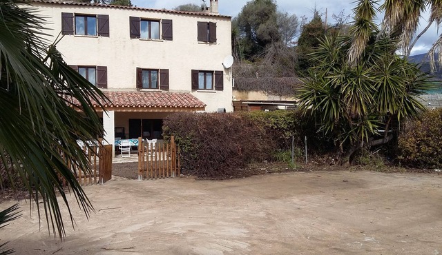 WATERFRONT HOUSE ideal for families with children. direct access to the beach.