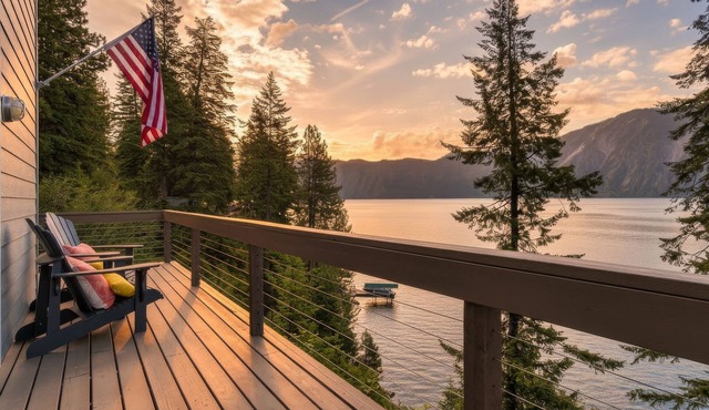 Waterfront house in Bayview! Boating, fishing, amazing views, 12mi to Silverwood