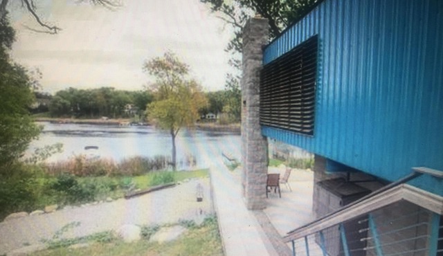 Waterfront House. Minutes to Legacy Center; 25 minutes to the Big House!