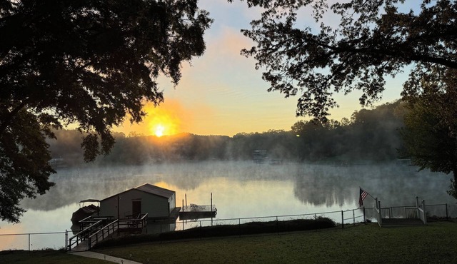 *Waterfront House on Lake Norman, Pool & Private Dock, Sleeps 12*