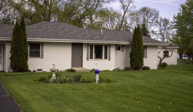 Waterfront house to enjoy with screen room