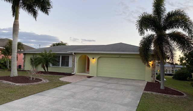 Waterfront house, boat dock, pool, walking distance to Port Charlotte Beach