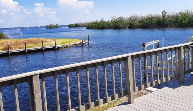 Waterfront House, 2 Bdr, 2 bath, Boat Lift, Trailer Parking, and 2 Kayaks