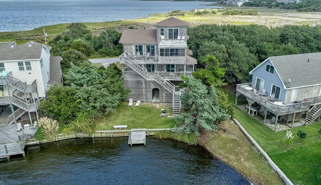 Waterfront House w/Private Hot Tub, Washer/Dryer, Shared Pool, Central AC, WiFi