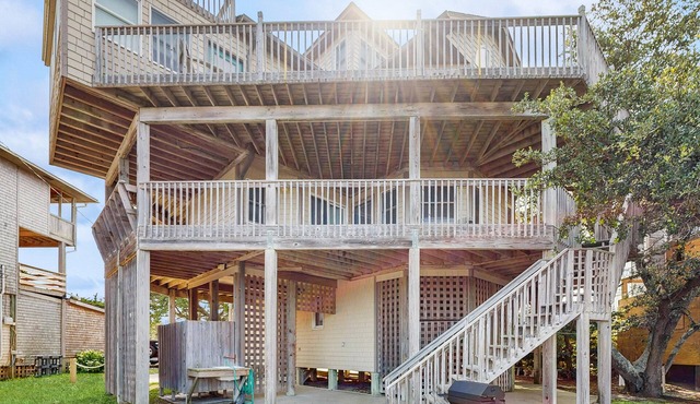 Waterfront House w/Private Hot Tub, Free WiFi, Water View, Shared Pool