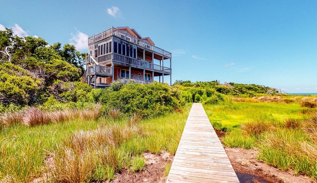 Waterfront House w/Sound View, Shared Pool, Private W/D, Private Hot Tub
